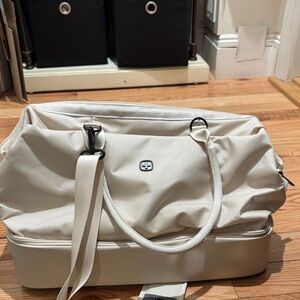 Swiss Gear Cream Travel Bag with Adjustable Strap